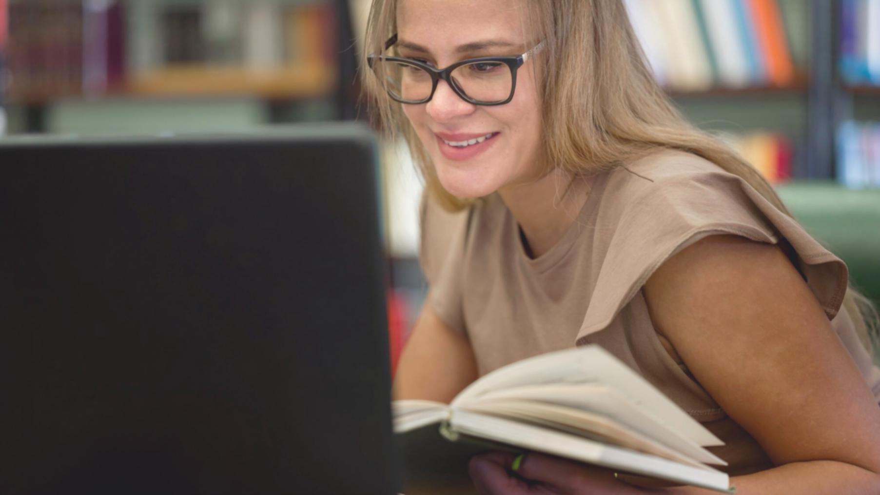 Espace de travail avec ordinateur et documents financiers pour formation professionnelle